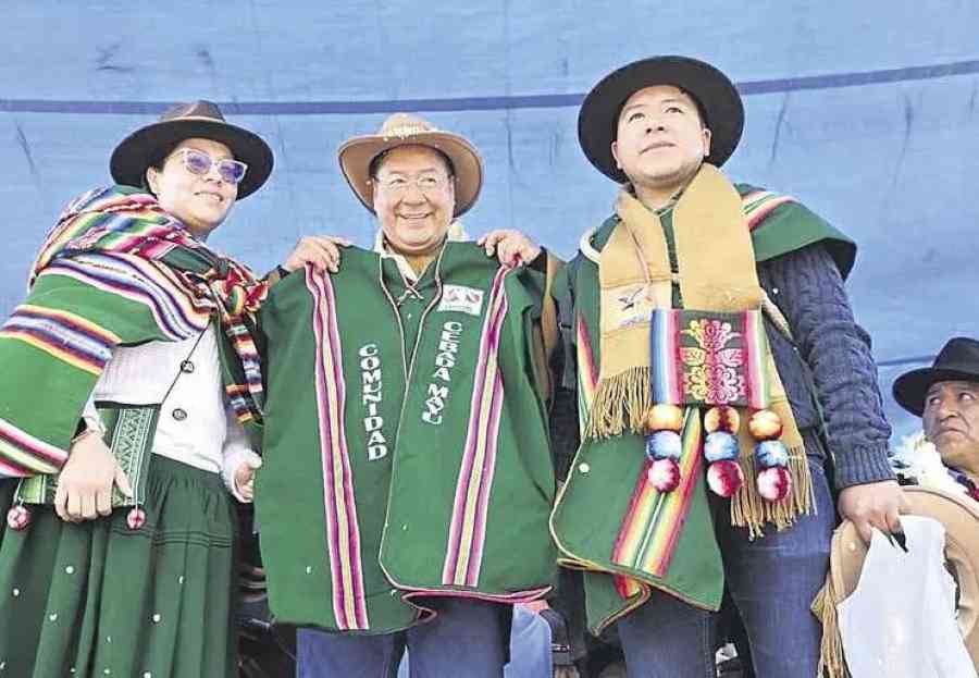 Luis Arce regala un auto a los campesinos y Evo promete doble aguinaldo a ancianos