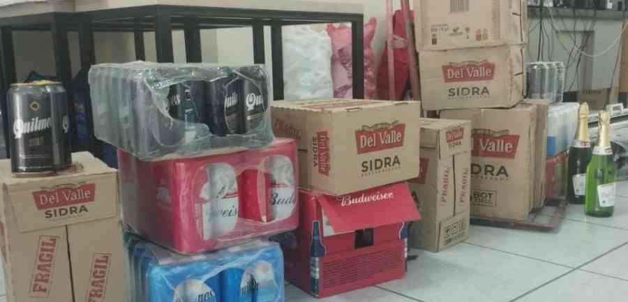Comisan bebidas de contrabando en operativo en el mercado Campesino
