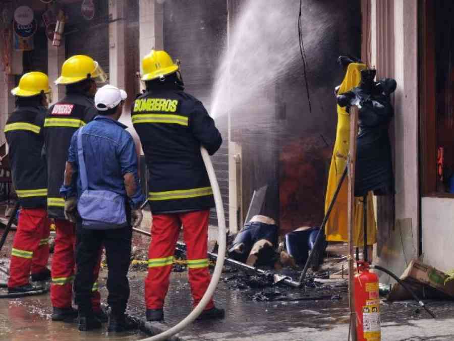 Culpan a un técnico por el incendio en una galería comercial en Tarija