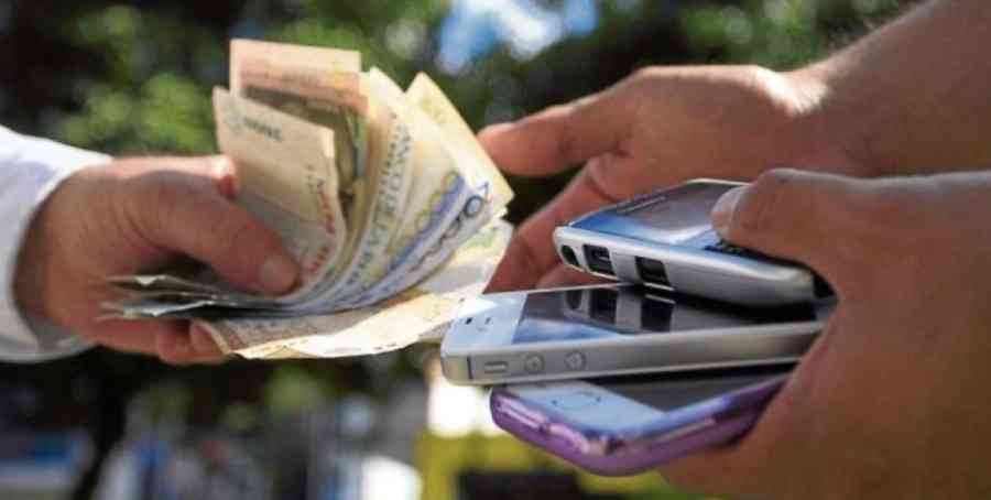 Comprador de celulares robados intentó sobornar con Bs 1.000 a un policía