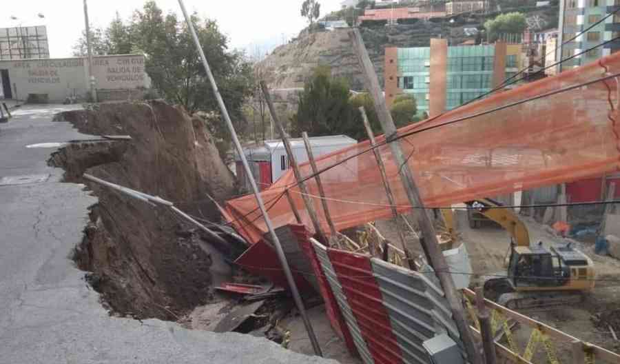 Familias son evacuadas de dos edificios en La Paz debido a la caída de una plataforma