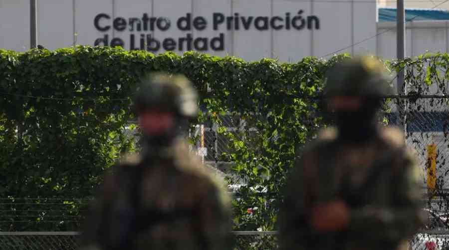 Ecuador busca a 43 reos fugados tras motín en Esmeraldas