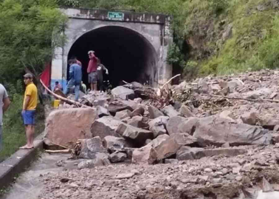 Derrumbe en la ruta Bermejo-Tarija deja varios vehículos varados