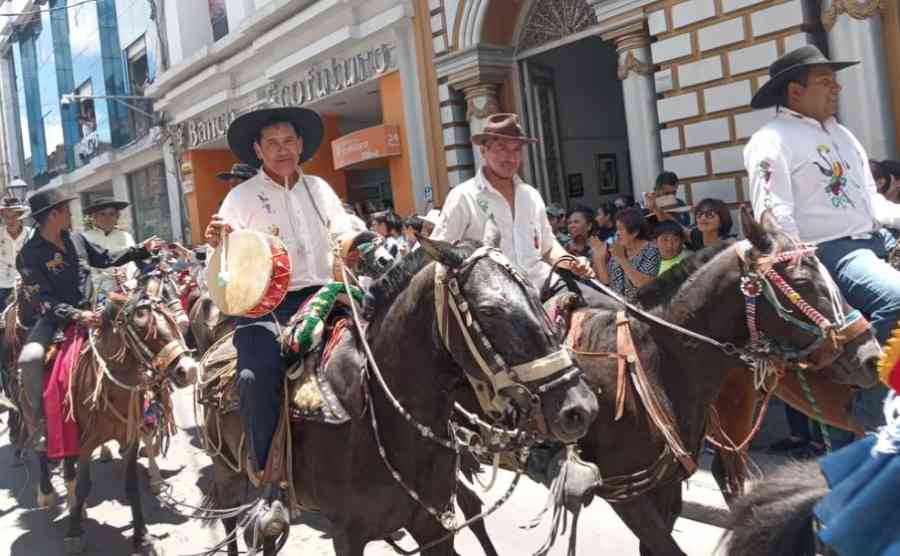 Cabalgata abre el telón del Carnaval Chapaco 2024