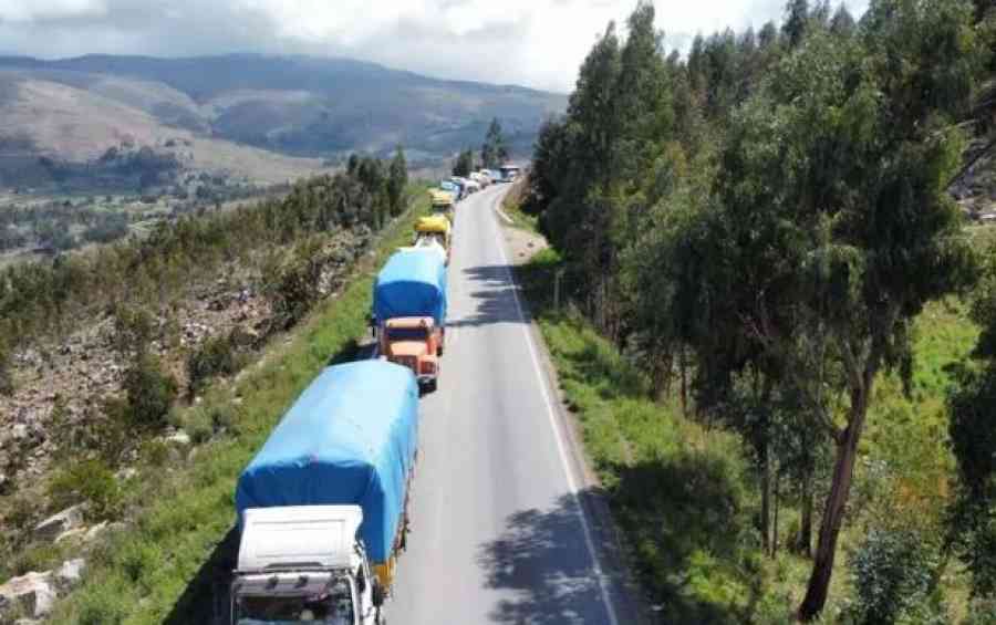 Choferes amenazan con salir a desbloquear las carreteras obstaculizadas por “evistas”