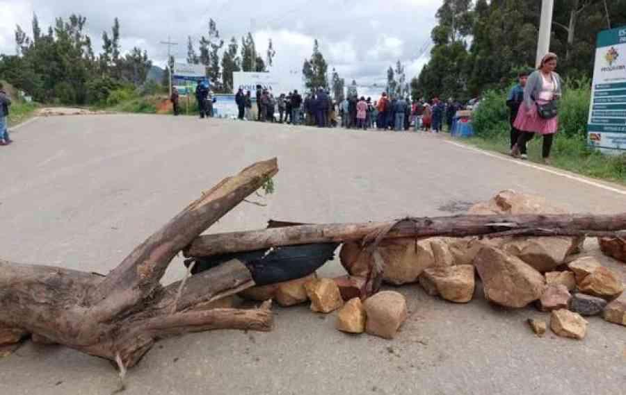 Bloqueos de carreteras se intensifican y dejan dos muertos