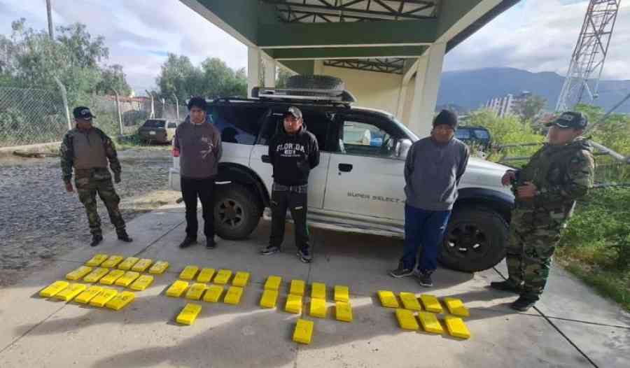 Caen narcos con 40 paquetes de cocaína con sello "delfín" en Tarija
