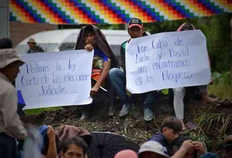 Hay unos 20 puntos de bloqueos y comunarios en Cochabamba denuncian que son obligados a movilizarse