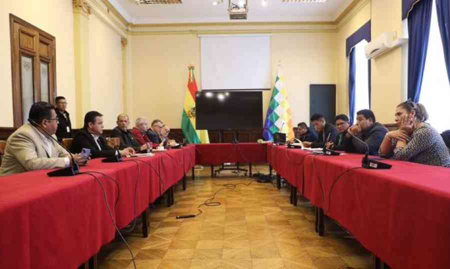 Se reúne en la Vicepresidencia la comisión bicameral que busca ley para las judiciales