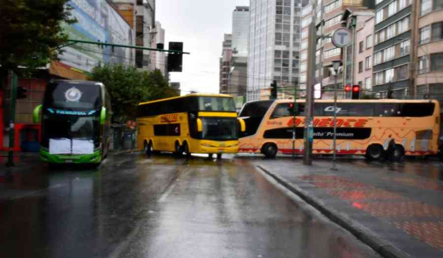 Afectados por los bloqueos cierran vías en el centro de la ciudad de La Paz