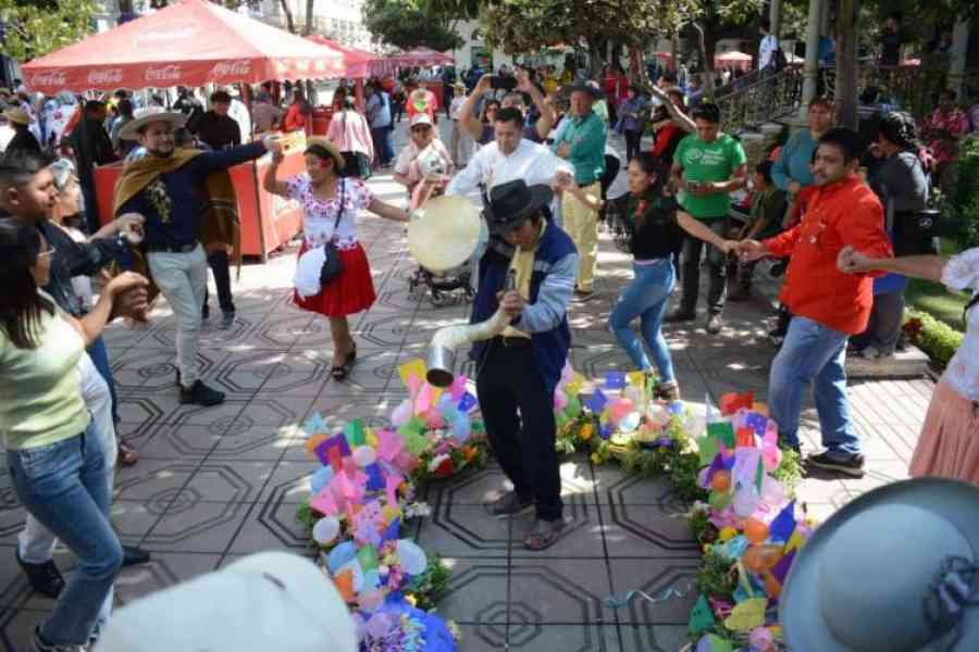 Sol radiante y alegría contagiosa marcan el Jueves de Compadres en Tarija 
