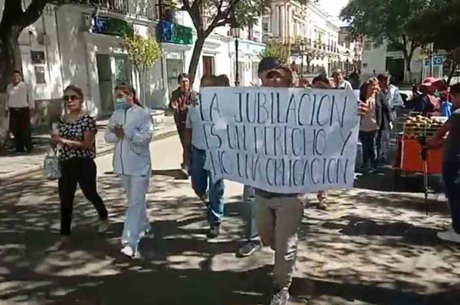 Médicos y salubristas de Tarija protestan contra la modificación de Ley de Pensiones 065