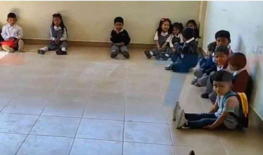 Tarija: Niños pasan clases en el suelo en el primer día de clases