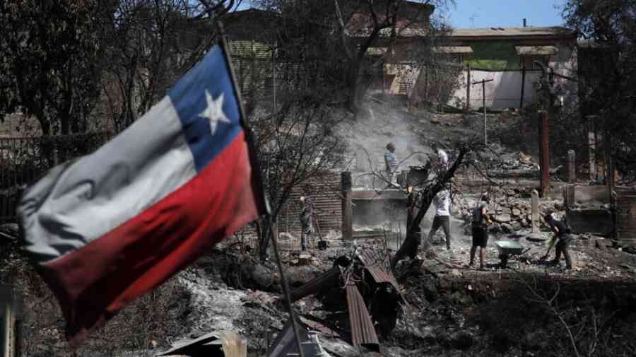 Investigan la pista de la intencionalidad en los peores incendios en la historia de Chile