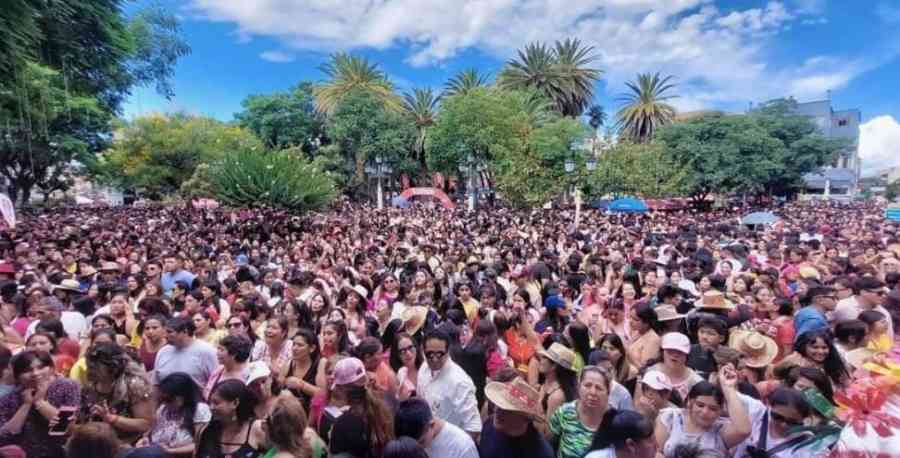 Cientos abarrotaron la plaza principal de Tarija en el Jueves de Comadres por el Carnaval Chapaco 2024