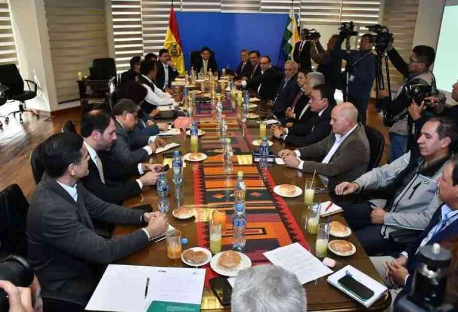 Empresarios y Gobierno se reúnen nuevamente por la escasez de dólares