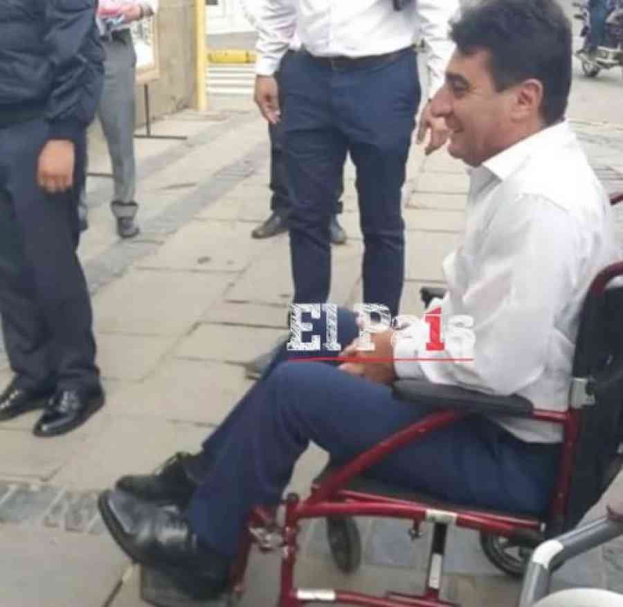 En silla de ruedas, alcalde Torres retoma sus funciones tras incidente en el corso de Carnaval