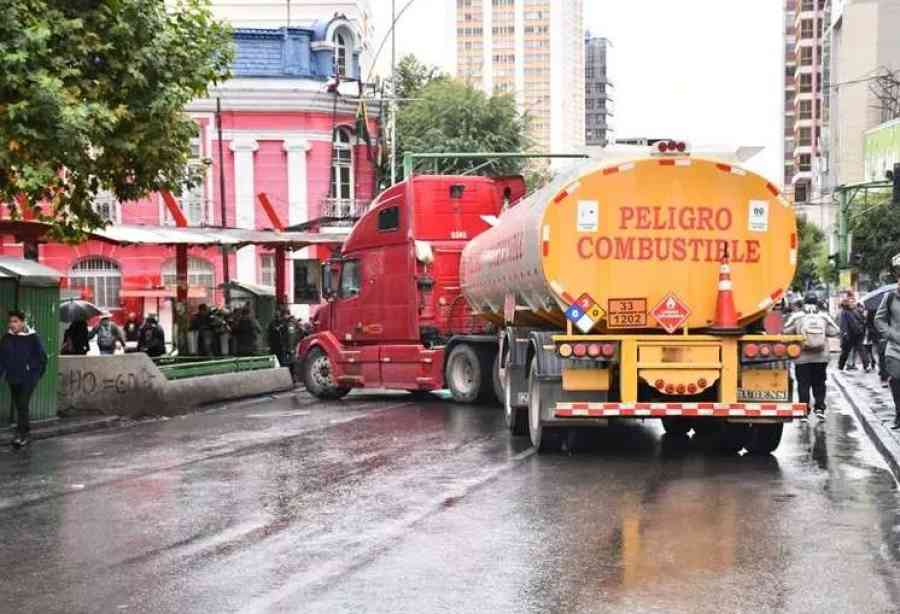 Policía interviene un nuevo bloqueo en La Paz, arresta choferes y retira sus cisternas con grúas