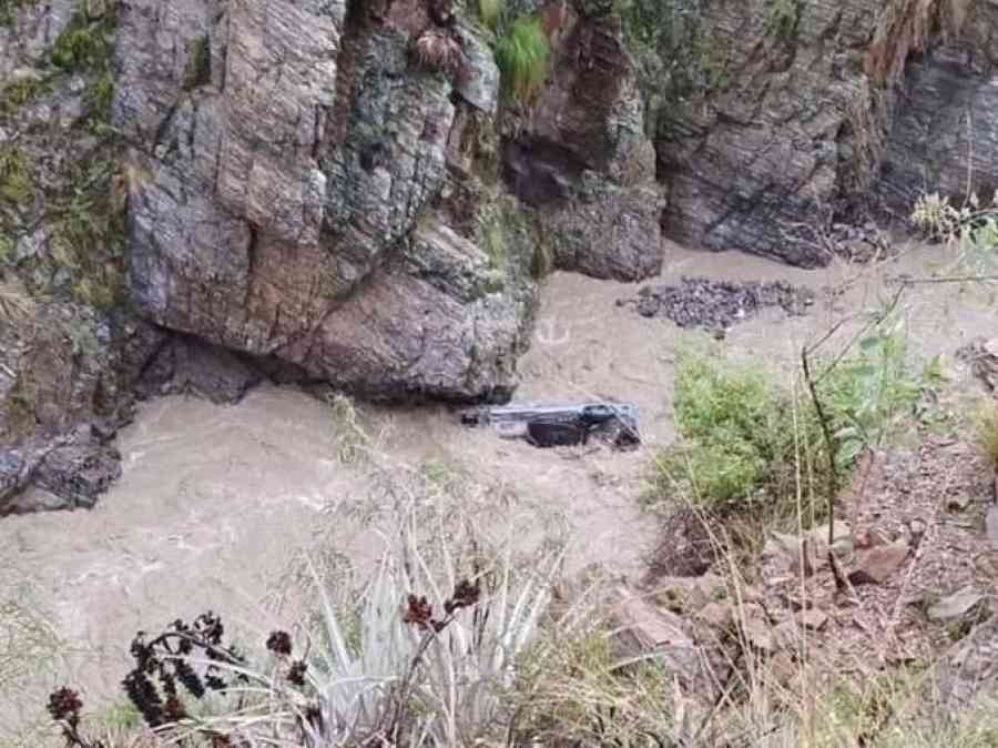 Chuquisaca: un vehículo es arrastrado por una riada; hay un fallecido y un desaparecido