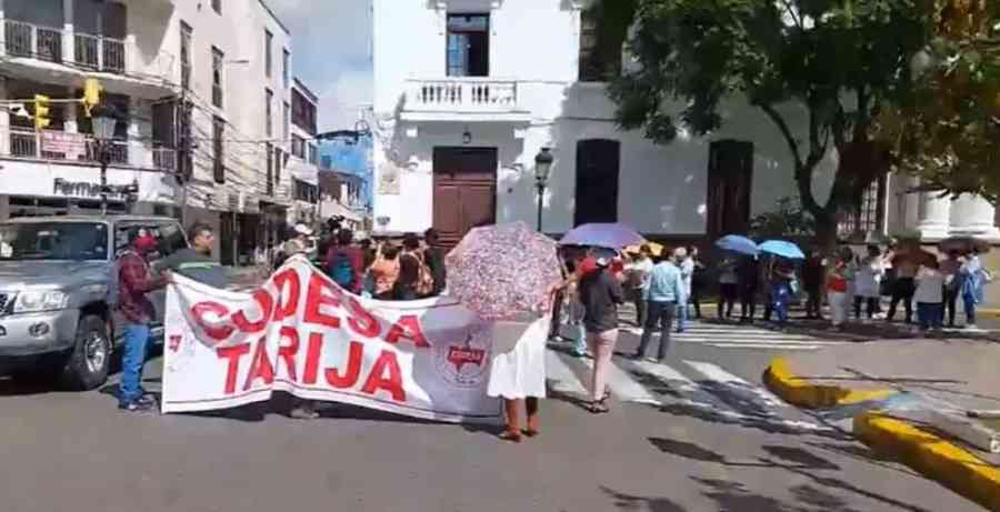Médicos y salubristas de Tarija paralizan servicios en protesta contra jubilación obligatoria