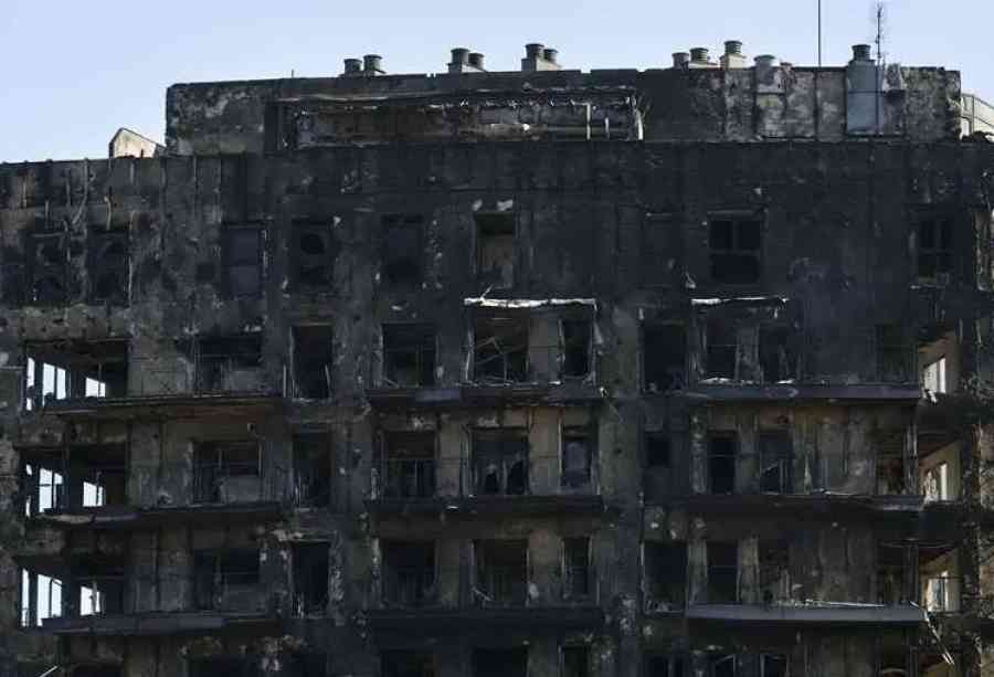 Cuatro muertos y 14 desaparecidos en un incendio que devoró un edificio en España