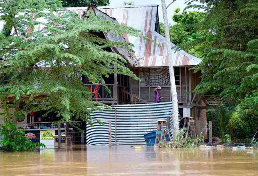El nivel del río Acre continúa en aumento y más de 500 familias abandonan sus hogares