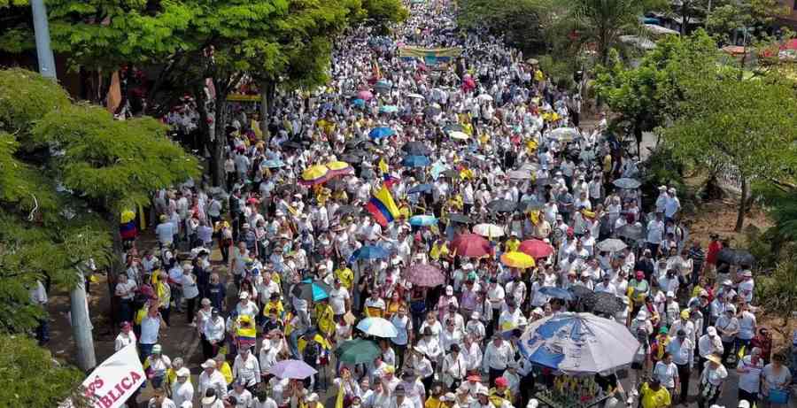 Miles marchan en Colombia contra Gobierno de Gustavo Petro
