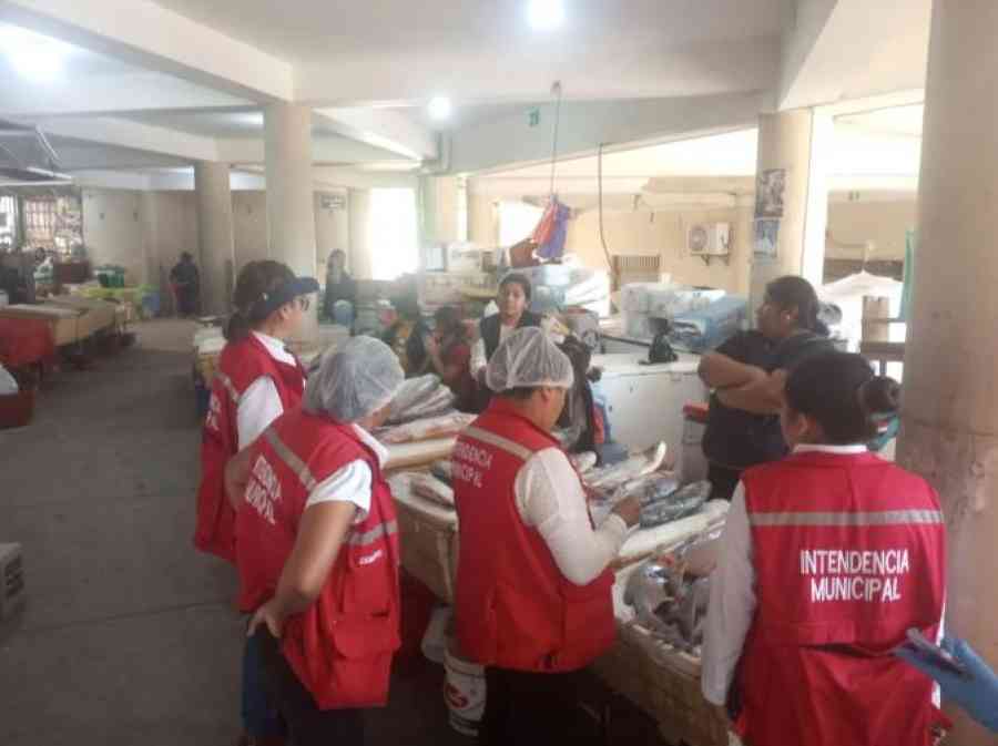 Decomisan alimentos en mal estado en el mercado Campesino