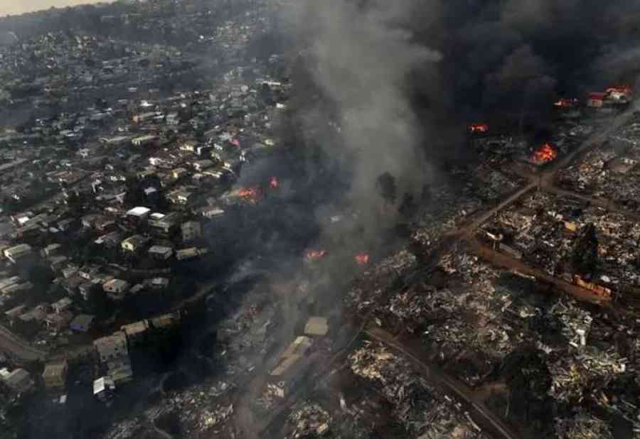 Incendio forestal afecta cerros de Valparaíso en Chile