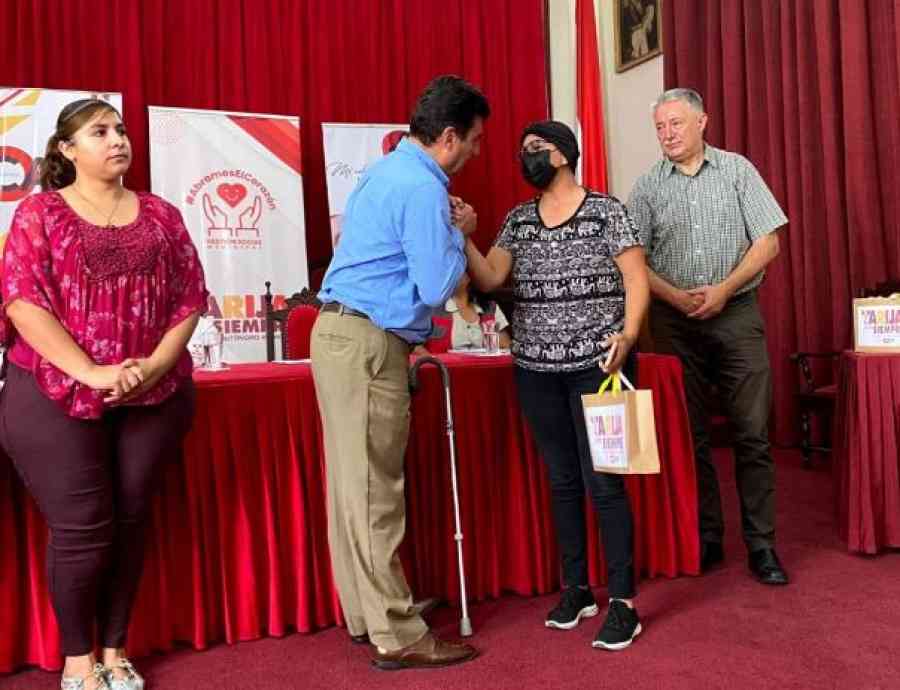 La Alcaldía dona 21 pelucas a pacientes con cáncer