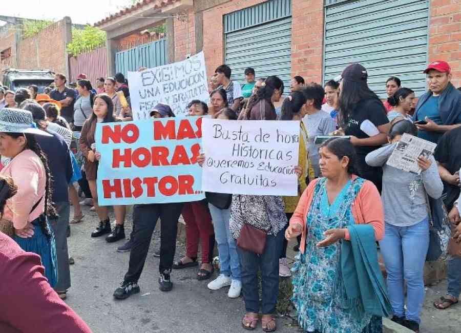 Padres de familia bloquean las calles para exigir ítems educativos
