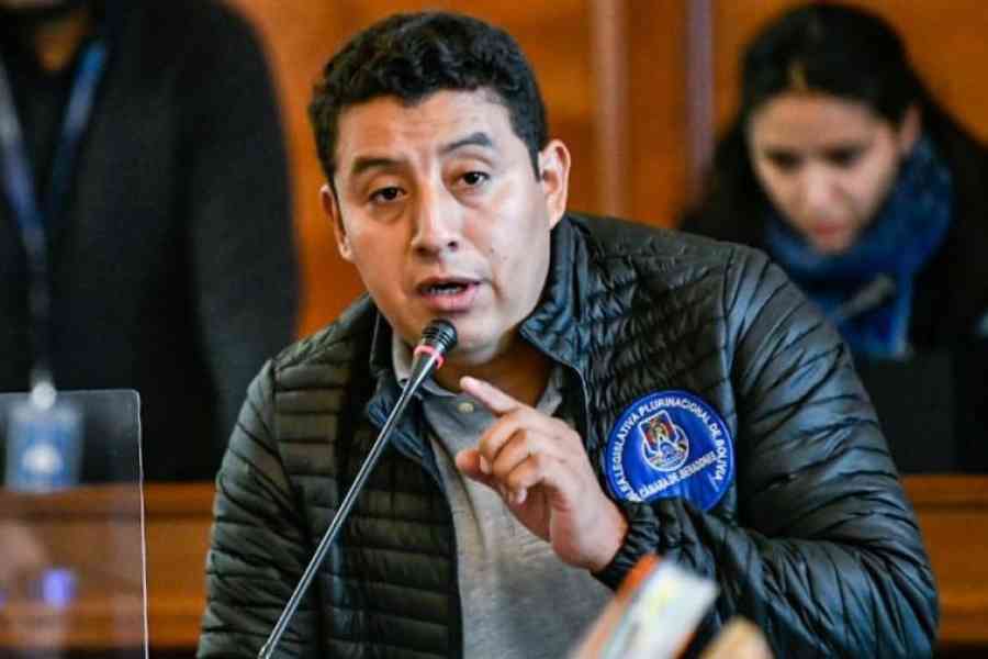 Senador tarijeño del MAS admite haber recibido mensajes sobre postulaciones en elecciones judiciales