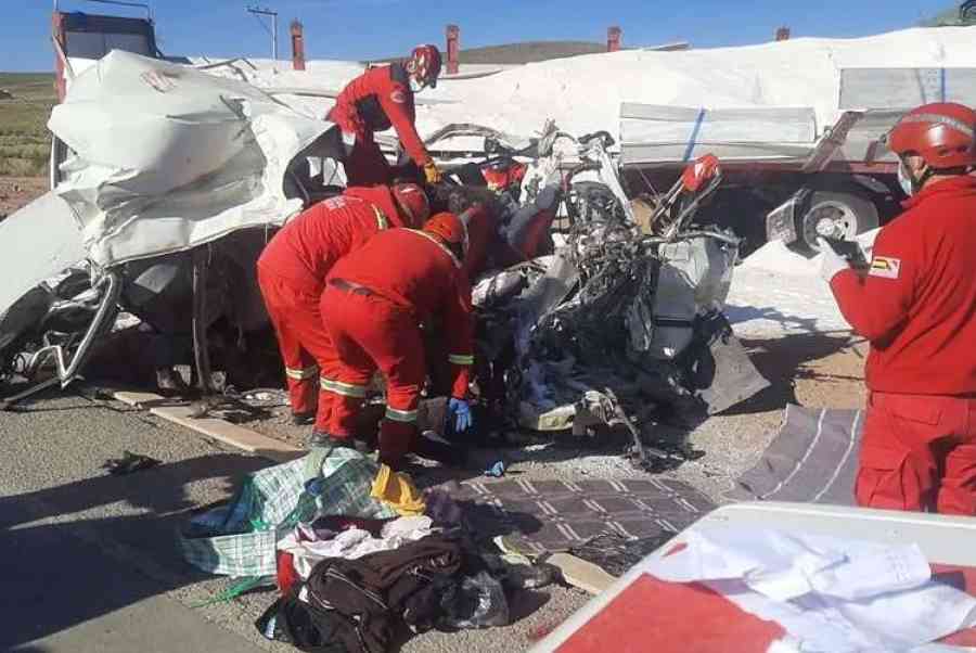14 personas mueren en accidente fatal en la carretera Panamericana en la ruta Oruro-Potosí