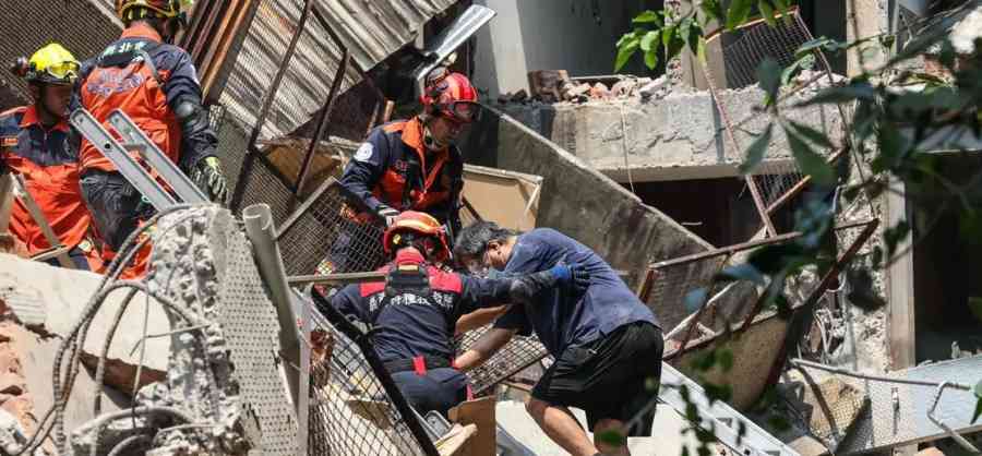 Rescatistas buscan a personas atrapadas tras sismo en Taiwán