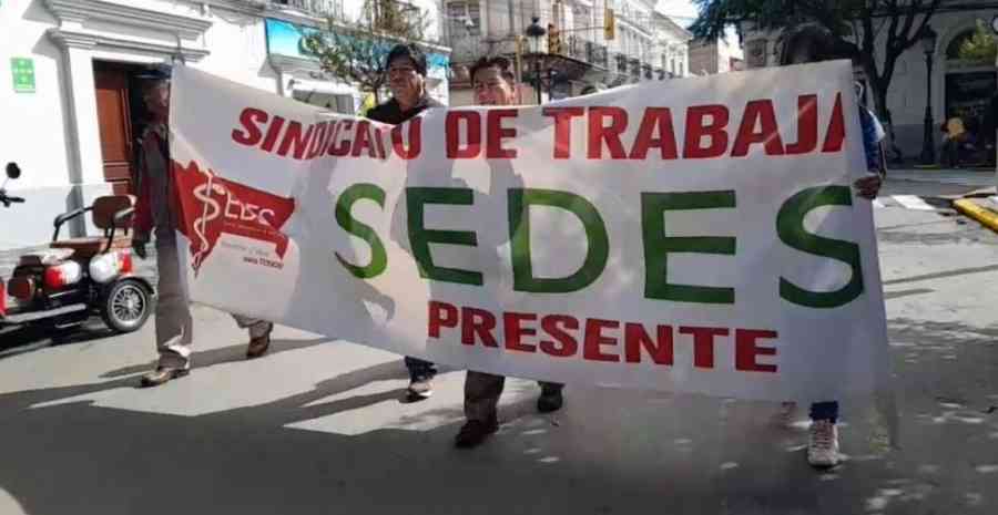 Trabajadores del Sedes Tarija protestan por incumplimiento de pago del bono refrigerio