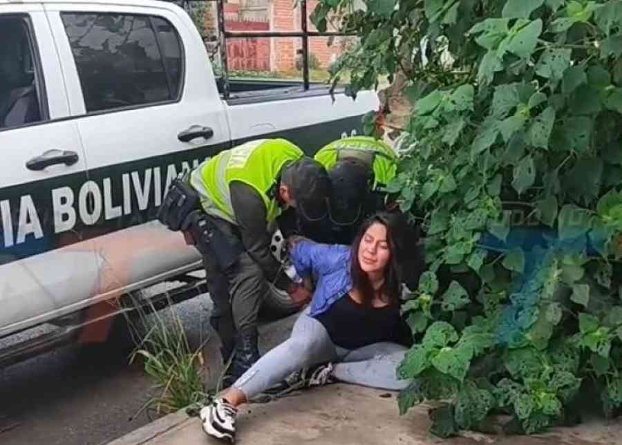 Atrapan a mujer tratando de robar un auto en Tarija