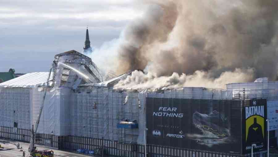 Un incendio asola el edificio histórico de la Bolsa de Copenhague