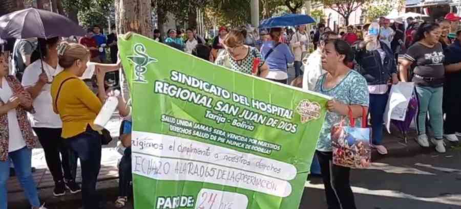 Trabajadores del HRSJDD de Tarija inician paro de 24 horas por bono desayuno