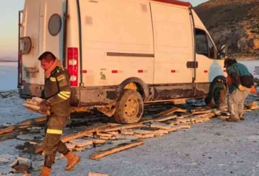 Cuatro turistas extranjeros extraviados en el Salar de Uyuni son rescatados con vida