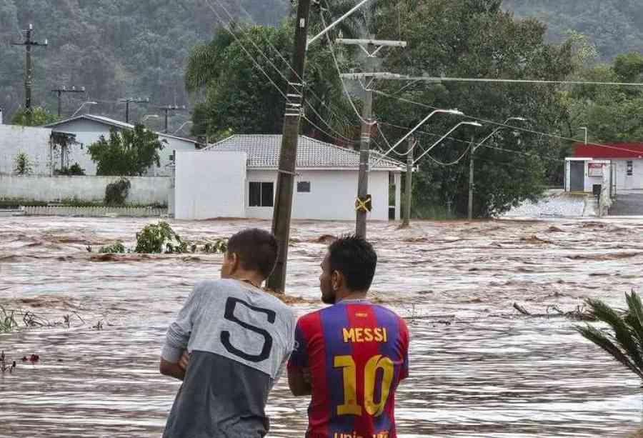 El sur de Brasil atraviesa "desastre" por temporal con 13 muertos