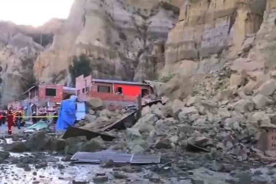 Cuatro heridos tras derrumbe de un cerro en la ciudad de La Paz
