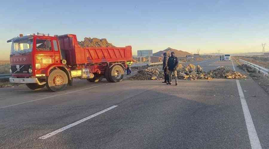 Transporte pesado bloquea carreteras en La Paz, Oruro, Potosí y Cochabamba