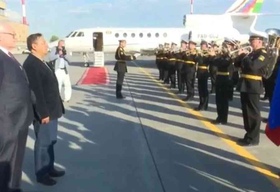 Luis Arce llega a Rusia para reunirse con Putin y participar en un foro económico