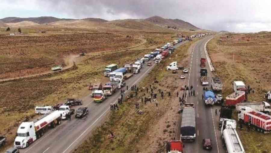Transportistas determinan paro indefinido, con bloqueo de carreteras y cierre de fronteras, por escasez de combustible y falta de dólares