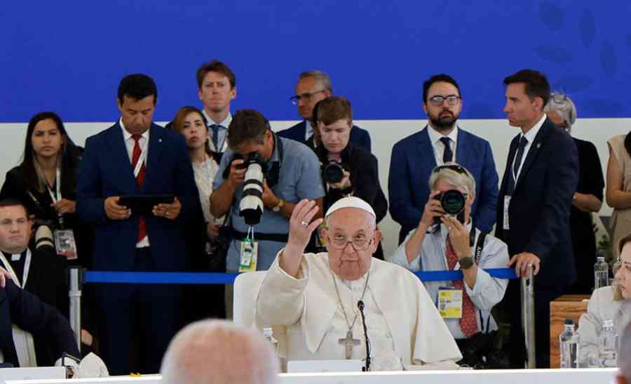 El Papa pide en el G7 prohibir las armas controladas por inteligencia artificial