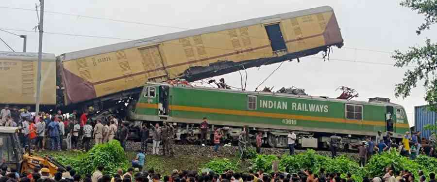Al menos 15 muertos deja choque de trenes en India
