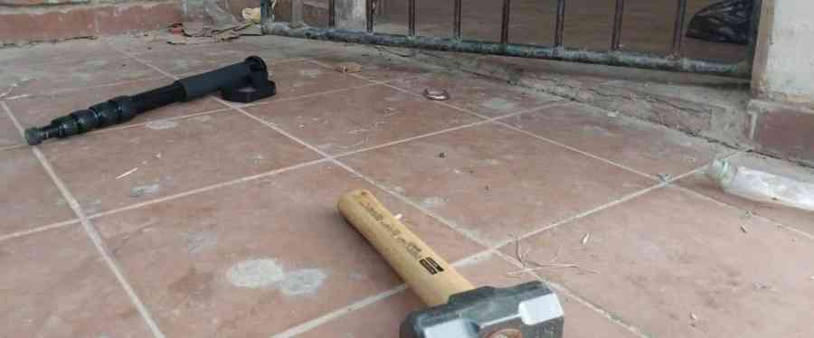 Turba viola seguridad de la Felcc y se lleva a madre y esposa de calcinados en San Julián