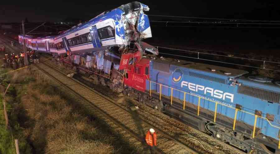 Dos muertos y nueve heridos en choque frontal de trenes en Chile
