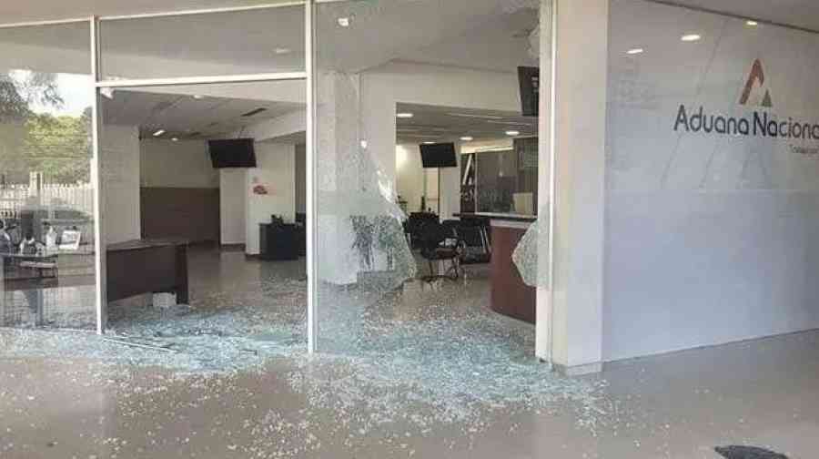 Una turba ataca oficinas de la Aduana en Santa Cruz; hay una veintena de personas aprehendidas