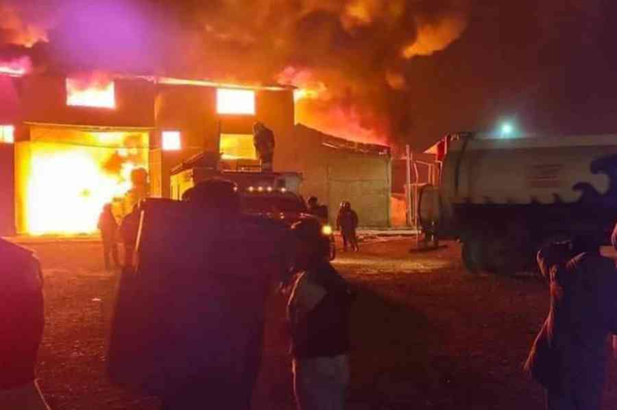 Incendio de magnitud arrasa con 3.000 metros cuadrados de una fábrica en El Alto